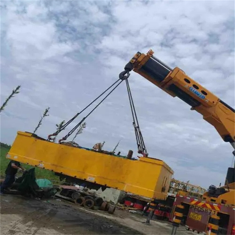 竹溪吊运集装箱的吊车